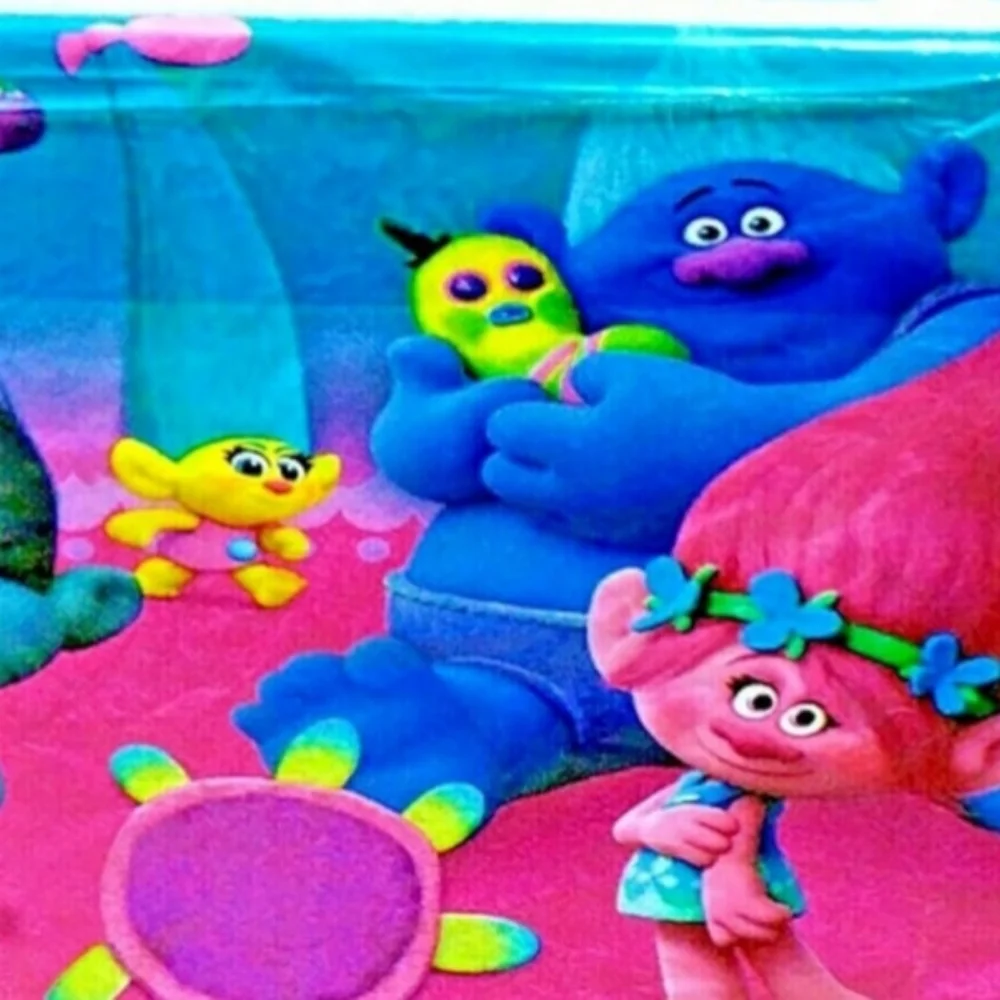 1 Trolls table cover and 1 Set treat bags (16 Pieces In A Bag)